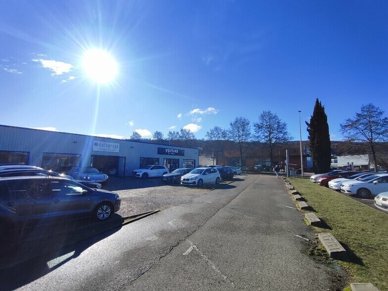 Retail in Bourgoin-Jallieu for lease - Building Photo - Image 2 of 9