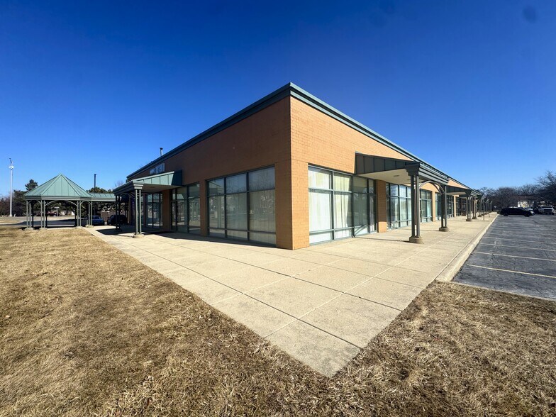 3577 E New York St, Aurora, IL à louer - Photo du bâtiment - Image 3 de 4