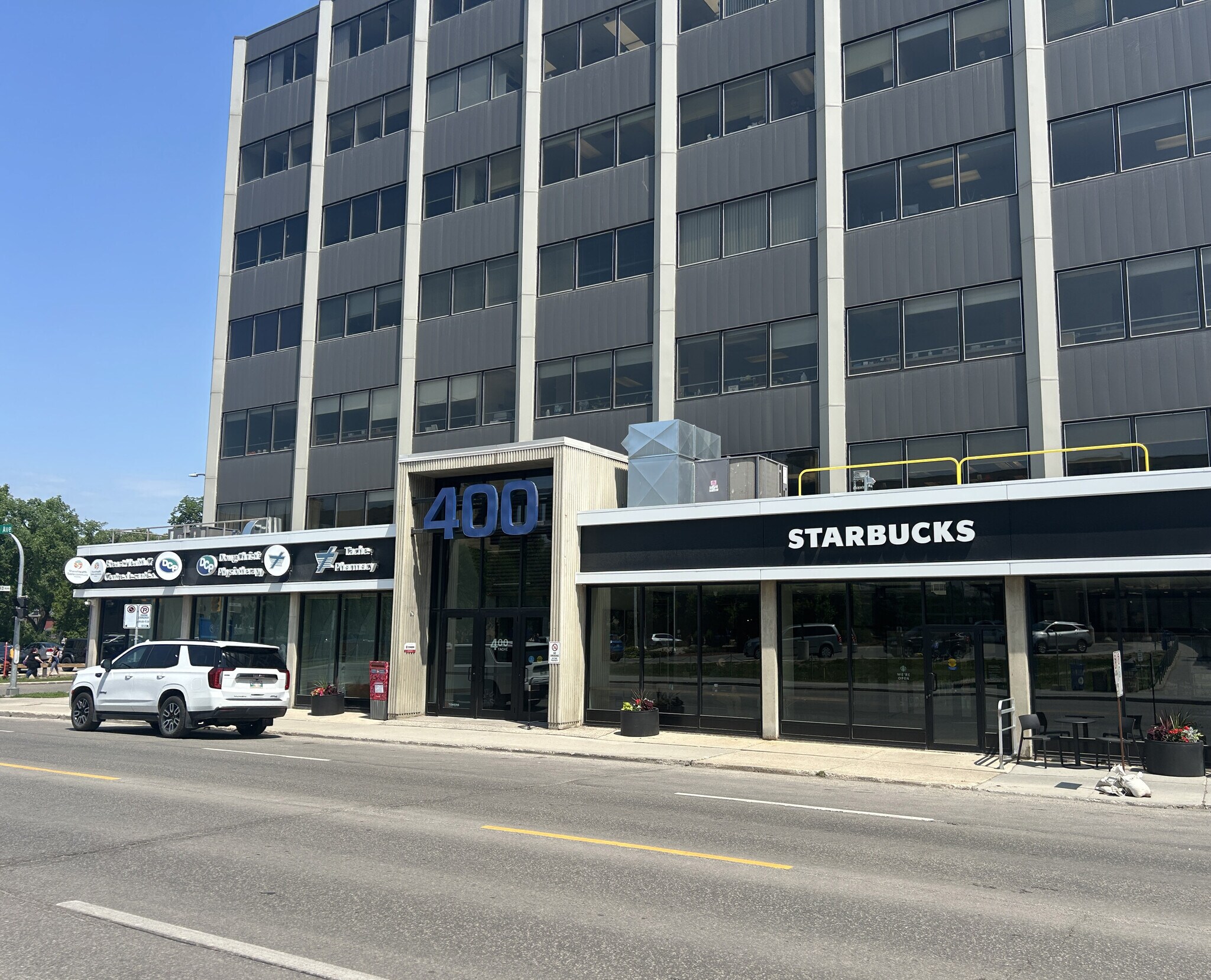 400 Taché Av, Winnipeg, MB à louer Photo du bâtiment- Image 1 de 11