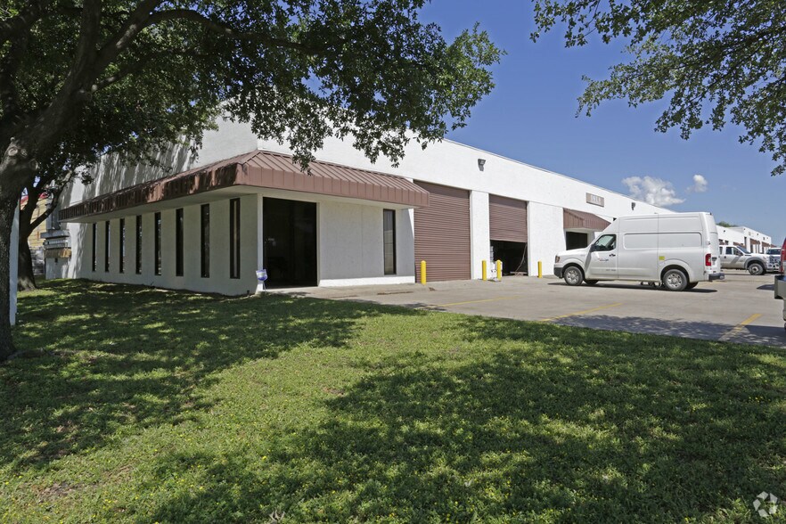 801-827 Luke St, Irving, TX à louer - Photo du bâtiment - Image 2 de 16