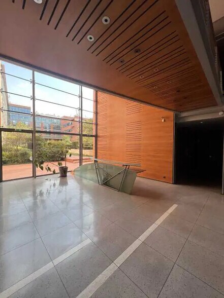 Bureau dans Ivry-sur-Seine à louer - Hall d’entrée - Image 3 de 20