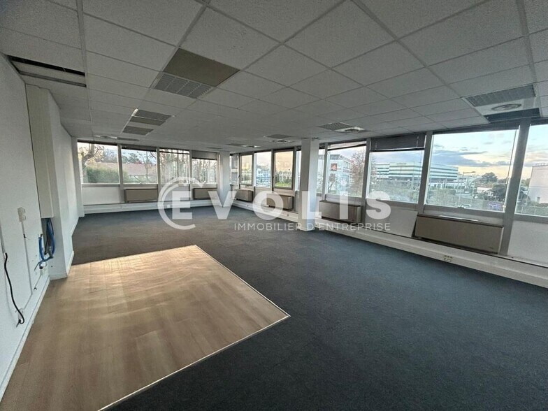 Office in Bordeaux for lease - Interior Photo - Image 1 of 7