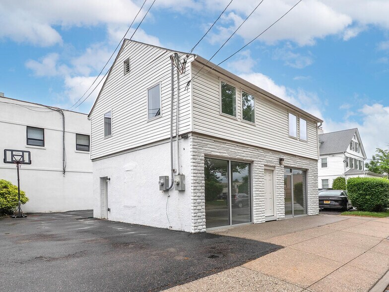 31 Myrtle St, Manhasset, NY à louer - Photo du bâtiment - Image 2 de 8