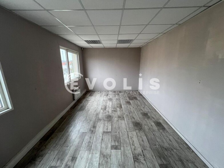 Flex in Varennes-Jarcy for lease - Interior Photo - Image 3 of 5