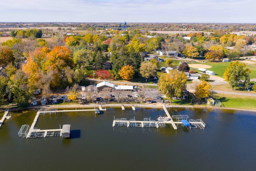 805 Main St, Madison Lake, MN à vendre - Photo du bâtiment - Image 2 de 23