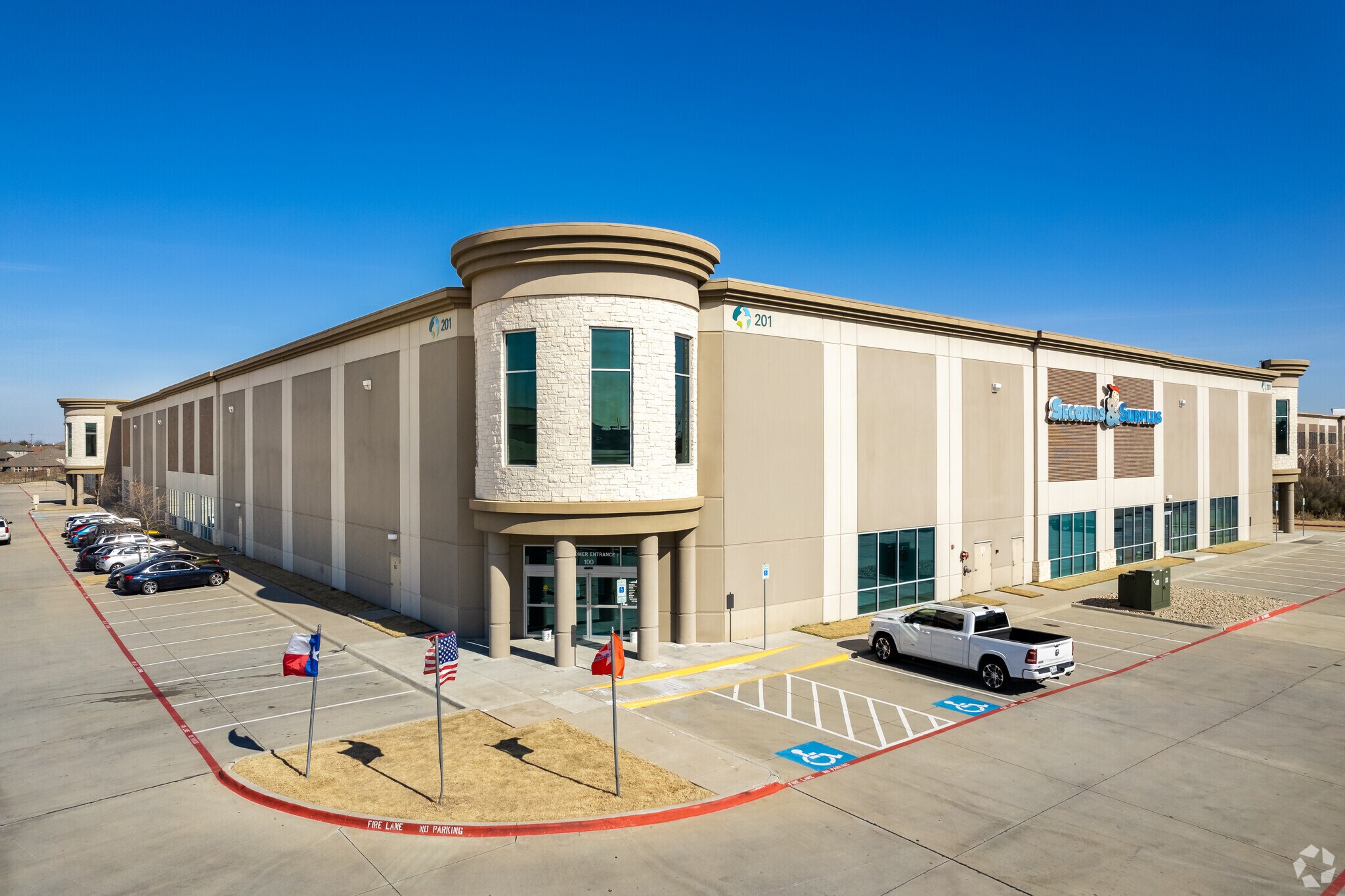 201 Marina Vista Dr, Lewisville, TX à louer Photo du bâtiment- Image 1 de 8