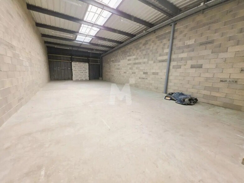 Flex in Sainte-Geneviève-des-Bois for lease - Interior Photo - Image 2 of 6