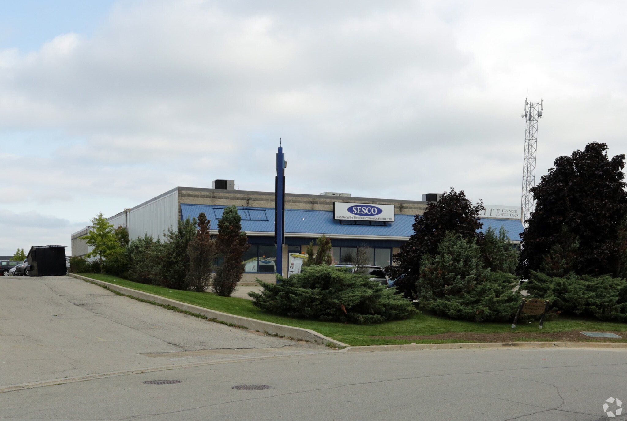 85 Hempstead Dr, Hamilton, ON for sale Primary Photo- Image 1 of 1