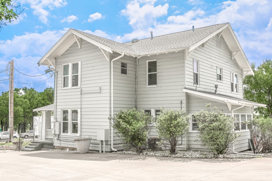 209 E University Dr, Denton, TX for lease - Building Photo - Image 3 of 19