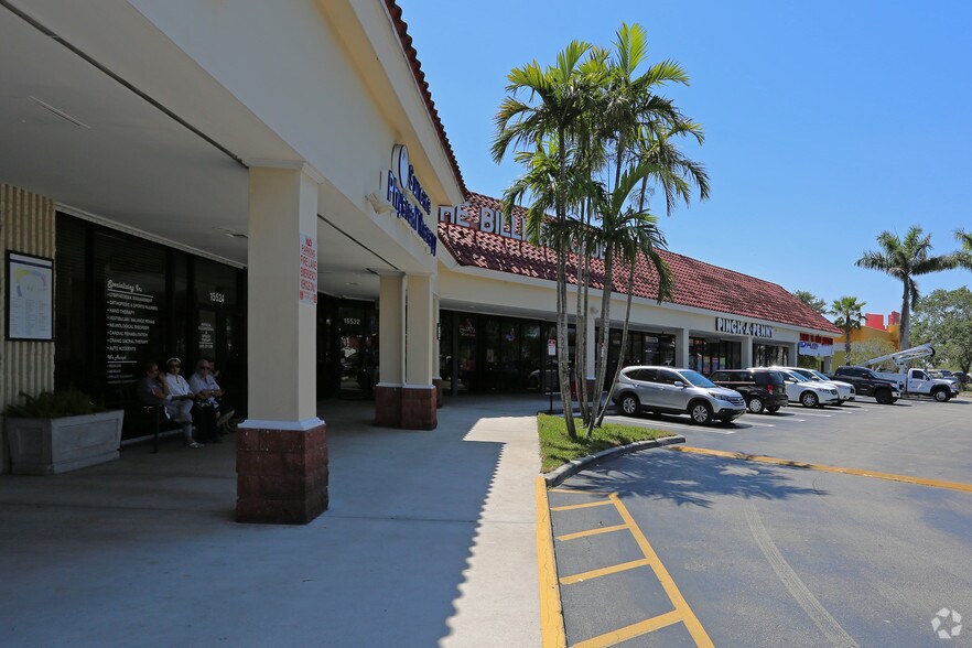 15550 NW 77th Ct, Miami Lakes, FL à louer - Photo du bâtiment - Image 3 de 5