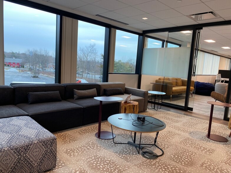 1 Northeastern Blvd, Salem, NH à louer - Photo intérieure - Image 2 de 32