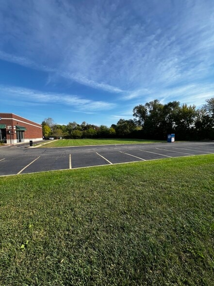 60 E Belvidere Rd, Hainesville, IL à vendre - Photo du bâtiment - Image 3 de 5