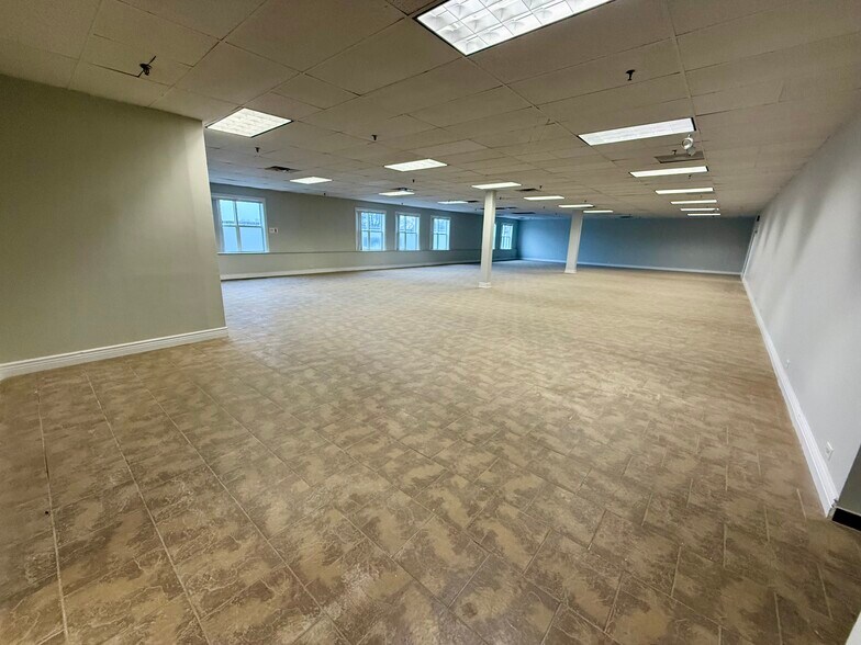 4311 W Belmont Ave, Chicago, IL à louer - Photo du bâtiment - Image 2 de 14