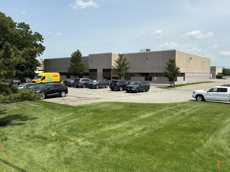 115 Newfield Ave, Edison, NJ à louer - Photo du bâtiment - Image 2 de 5