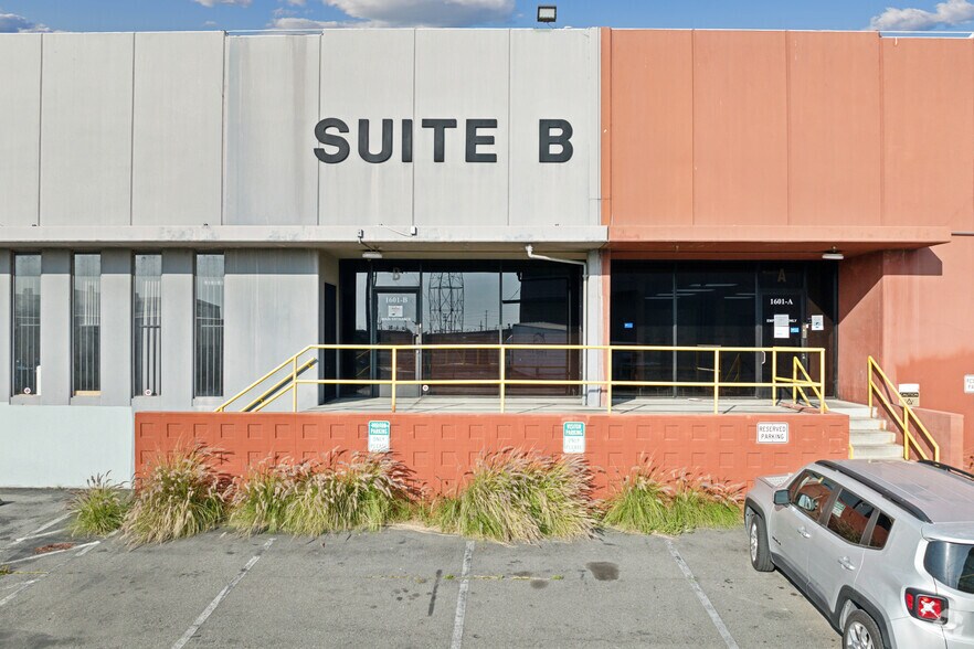 1601 Perrino Pl, Los Angeles, CA à vendre - Photo du bâtiment - Image 3 de 32