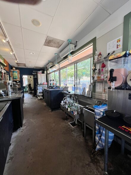 6700 Burnet Rd, Austin, TX for lease - Building Photo - Image 2 of 3