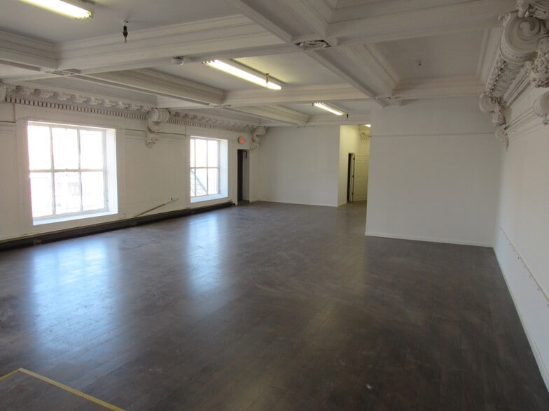 147 Smith St, Perth Amboy, NJ for lease - Interior Photo - Image 3 of 6