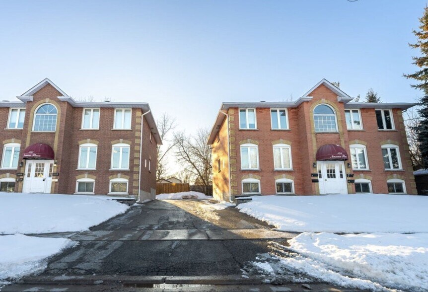 Nassau St Multifamily portefeuille de 2 propriétés à vendre sur LoopNet.ca - Photo du bâtiment - Image 2 de 5