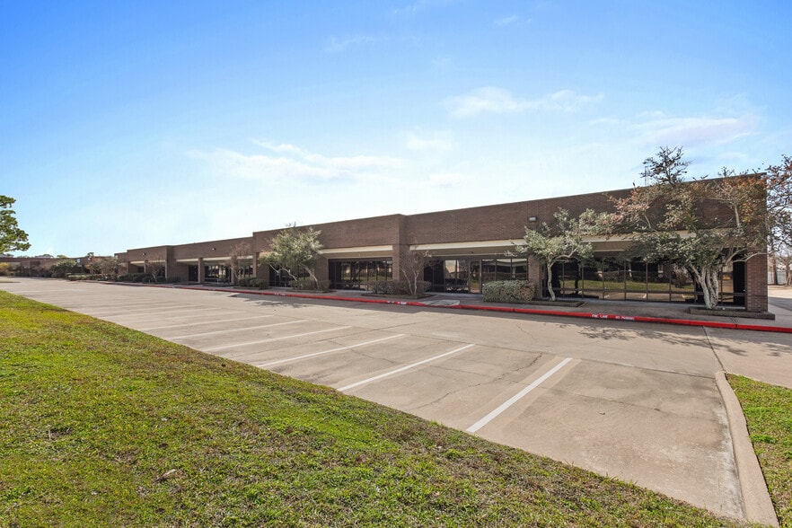 10849 Kinghurst Dr, Houston, TX for lease - Building Photo - Image 3 of 8