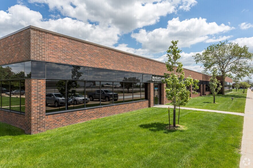 4300-4398 NW 114th St, Urbandale, IA à louer - Photo du bâtiment - Image 3 de 10