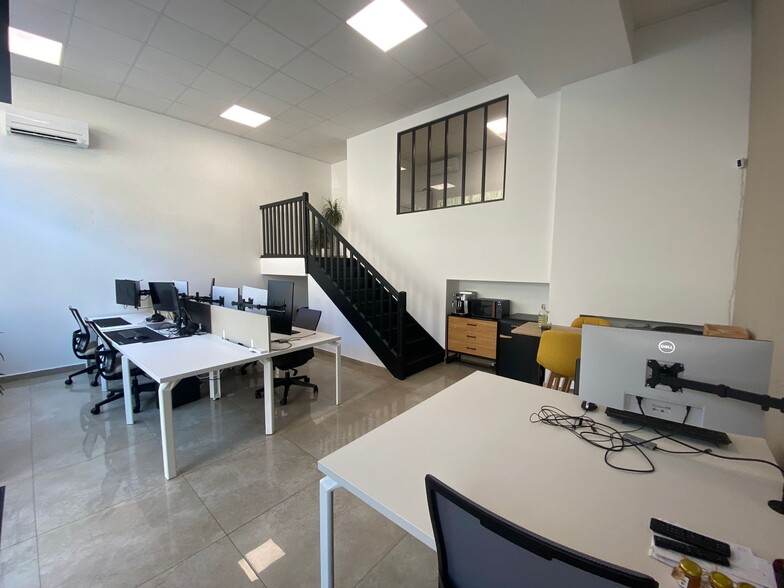 Multifamily in Marseille for sale - Interior Photo - Image 2 of 6
