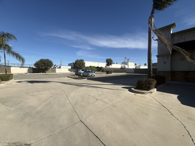 16846 Valley Blvd, Fontana, CA for lease - Building Photo - Image 3 of 9