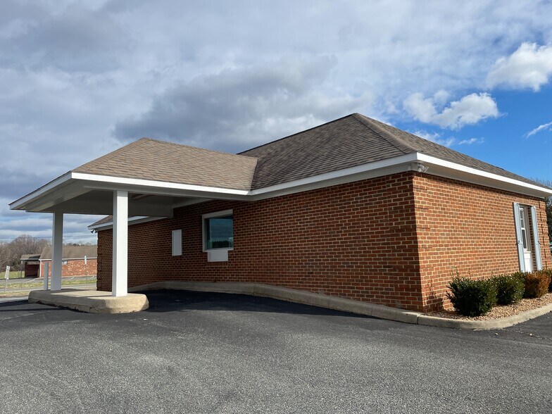 4460 Lewis B Puller Memorial Hwy, Shacklefords, VA à louer - Photo du bâtiment - Image 2 de 15