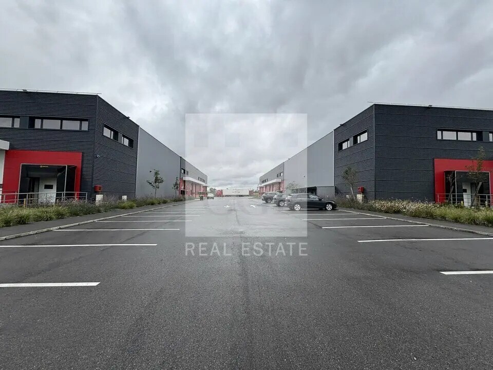 Flex in Heyrieux for lease Building Photo- Image 1 of 7