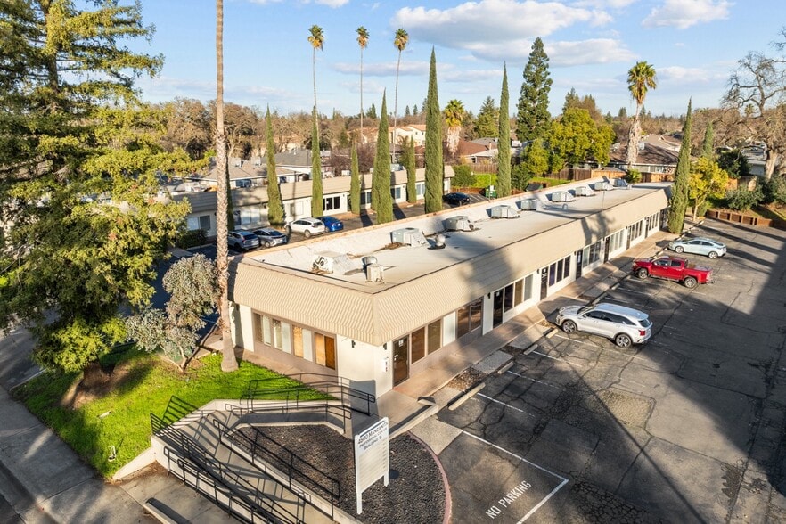4800 Manzanita Ave, Carmichael, CA à louer - Photo du bâtiment - Image 1 de 23
