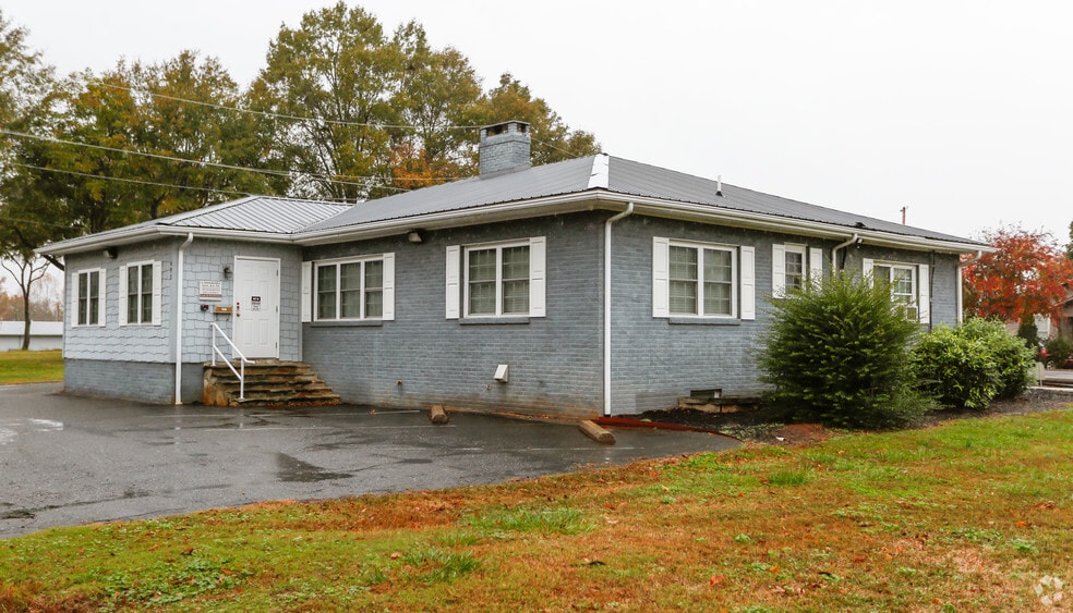492 W Main St, Forest City, NC for sale - Primary Photo - Image 1 of 3