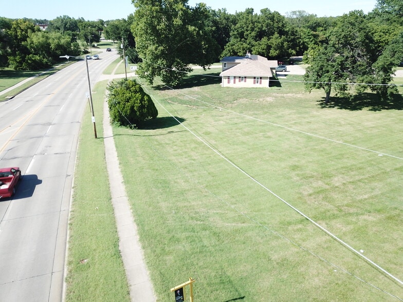 2865 SE Kansas Pl, Topeka, KS for lease - Aerial - Image 3 of 6