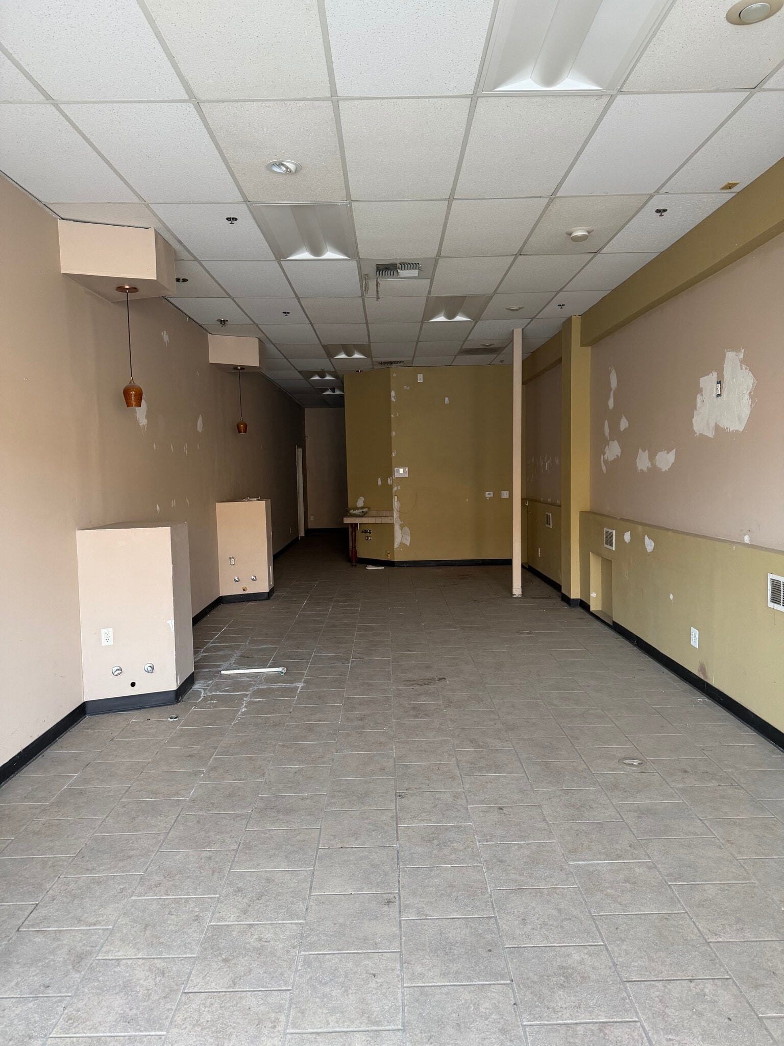 1400 Brundage Ln, Bakersfield, CA for lease Interior Photo- Image 1 of 3