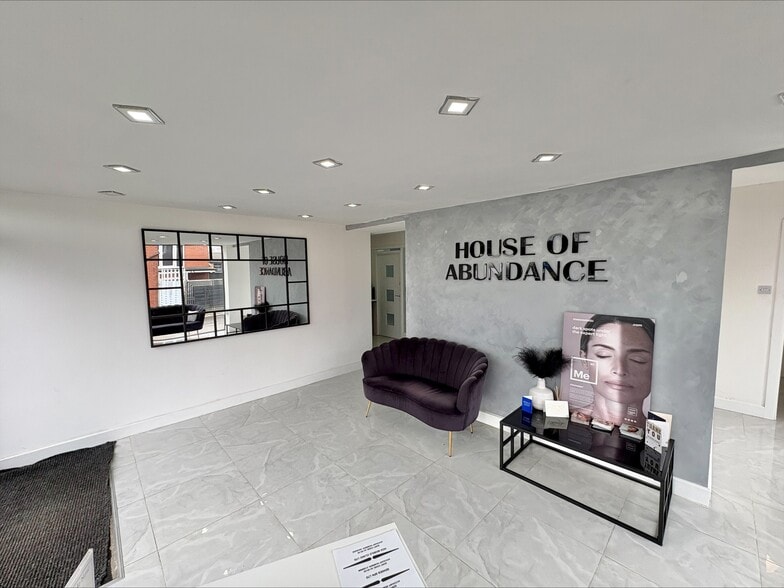 34 Huddersfield Rd, Oldham for sale - Interior Photo - Image 3 of 6