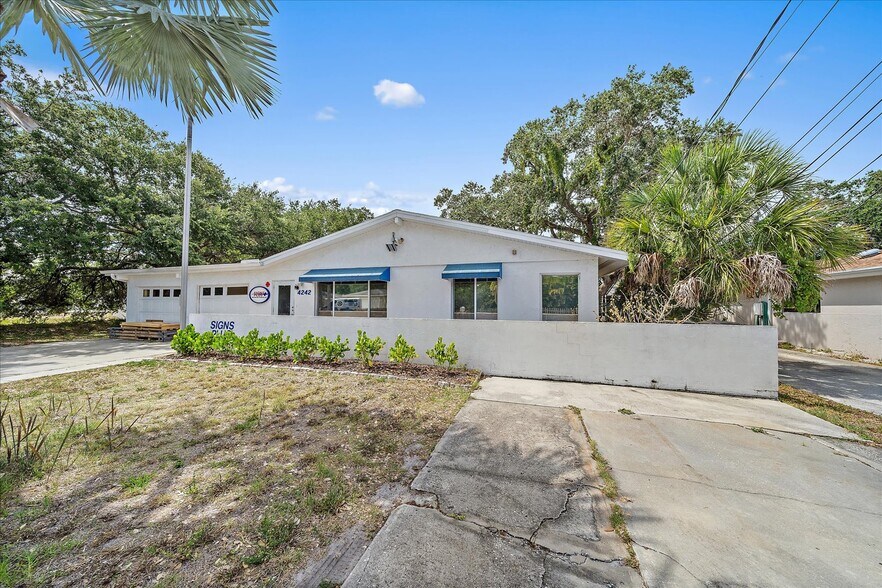 4242 McIntosh Ln, Sarasota, FL à vendre - Photo du bâtiment - Image 1 de 24