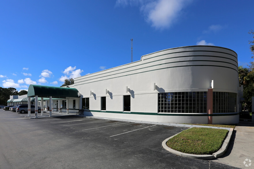 Bureau dans Fort Pierce, FL à vendre - Photo du bâtiment - Image 1 de 1