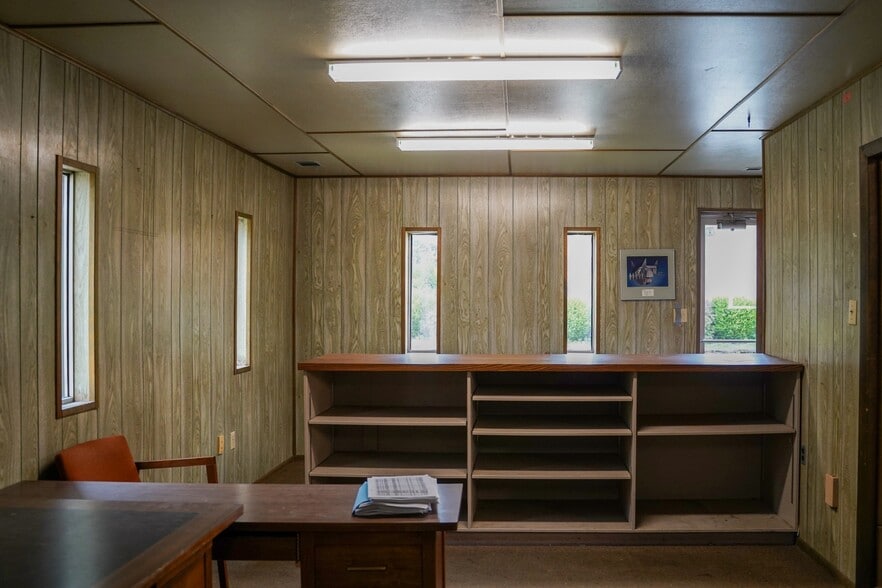 2605 Alma Ave, Fort Wayne, IN for lease - Interior Photo - Image 3 of 9