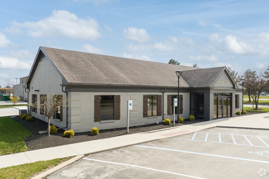 1674 Lance Pointe Rd, Maumee, OH à louer - Photo du bâtiment - Image 2 de 6