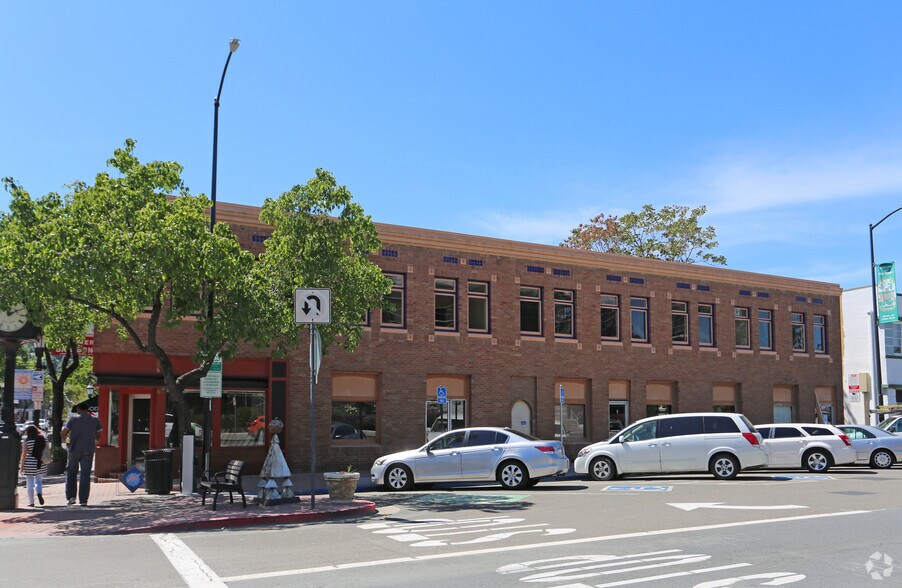 630 Court St, Martinez, CA à louer - Photo du bâtiment - Image 3 de 4