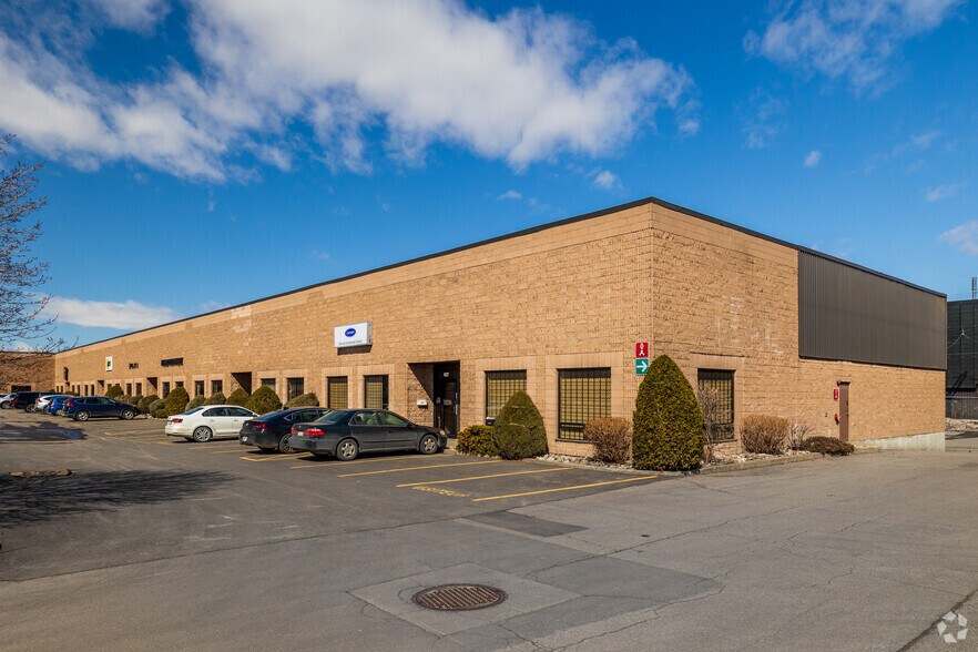 625-651 Rue McCaffrey, Montréal, QC à louer - Photo du bâtiment - Image 3 de 15