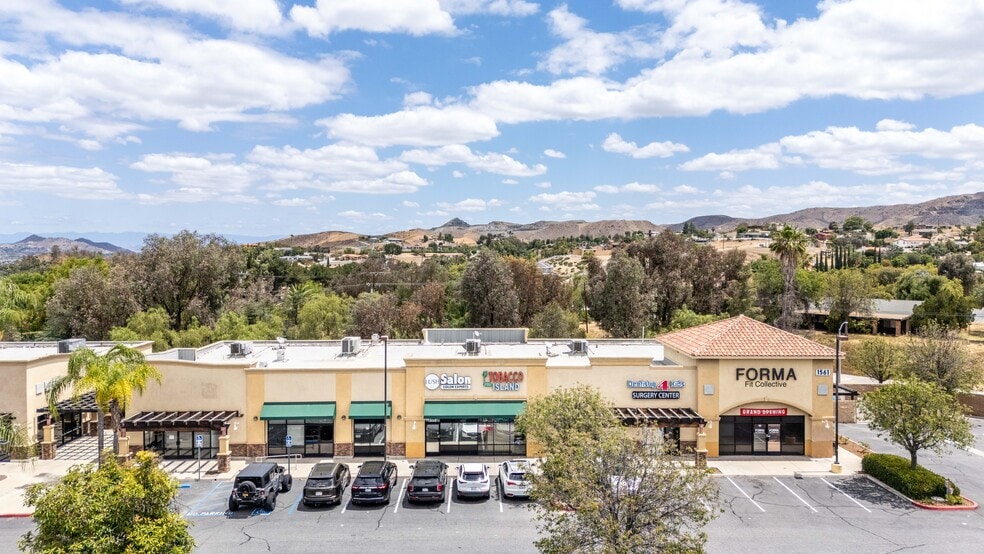 Corona Cerrito Plaza portfolio of 5 properties for sale on LoopNet.ca - Building Photo - Image 3 of 24