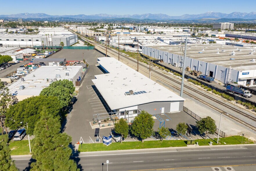 333 W Cerritos Ave, Anaheim, CA à louer - Photo du bâtiment - Image 2 de 7