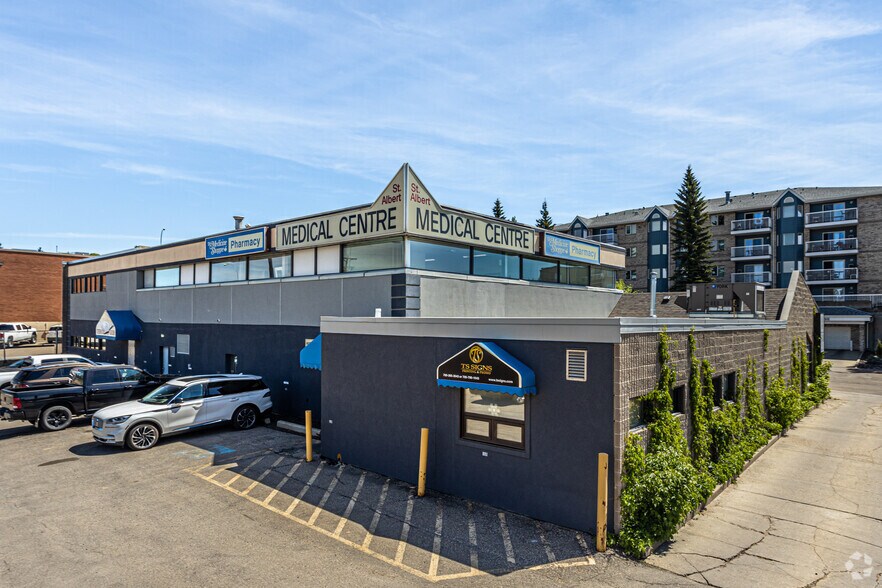 25 St Michael St, St. Albert, AB à louer - Photo du bâtiment - Image 3 de 6