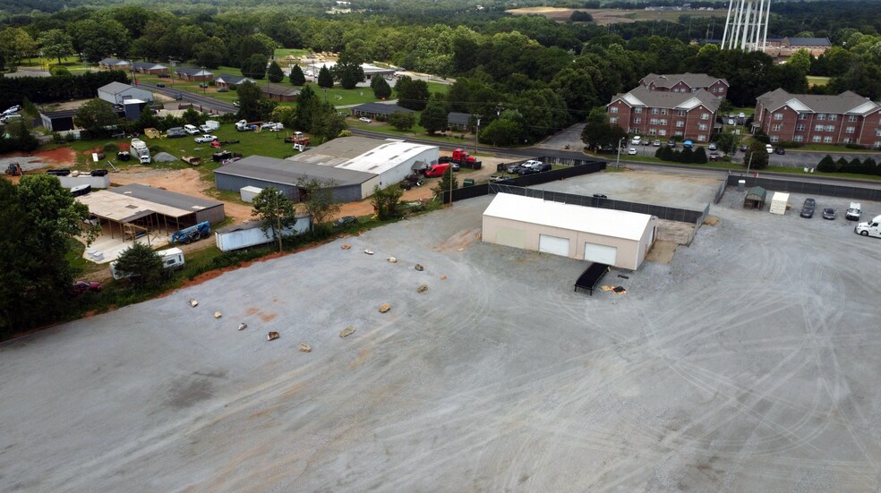 7915 Valley Falls Rd, Spartanburg, SC à louer - Photo du bâtiment - Image 1 de 5