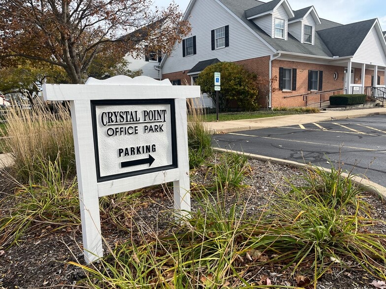 183 Heritage Dr, Crystal Lake, IL for sale - Building Photo - Image 3 of 30