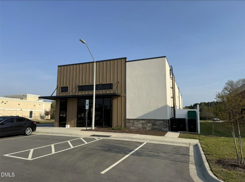 627 Guy Rd, Clayton, NC à louer - Photo du bâtiment - Image 2 de 6