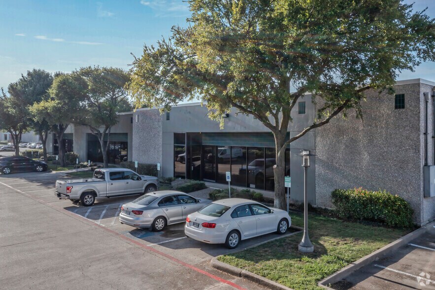 2345-2355 Merritt Dr, Garland, TX à louer - Photo du bâtiment - Image 2 de 7