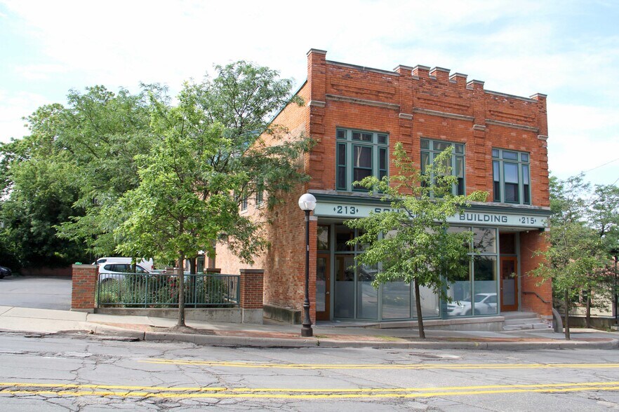 213-215 W Liberty St, Ann Arbor, MI à louer - Photo principale - Image 1 de 14