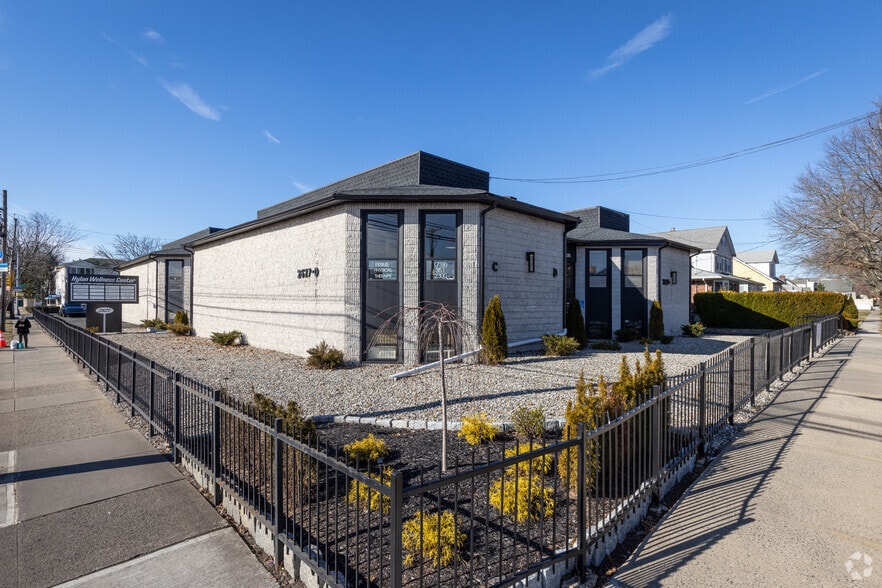 2627 Hylan Blvd, Staten Island, NY for lease - Building Photo - Image 1 of 45