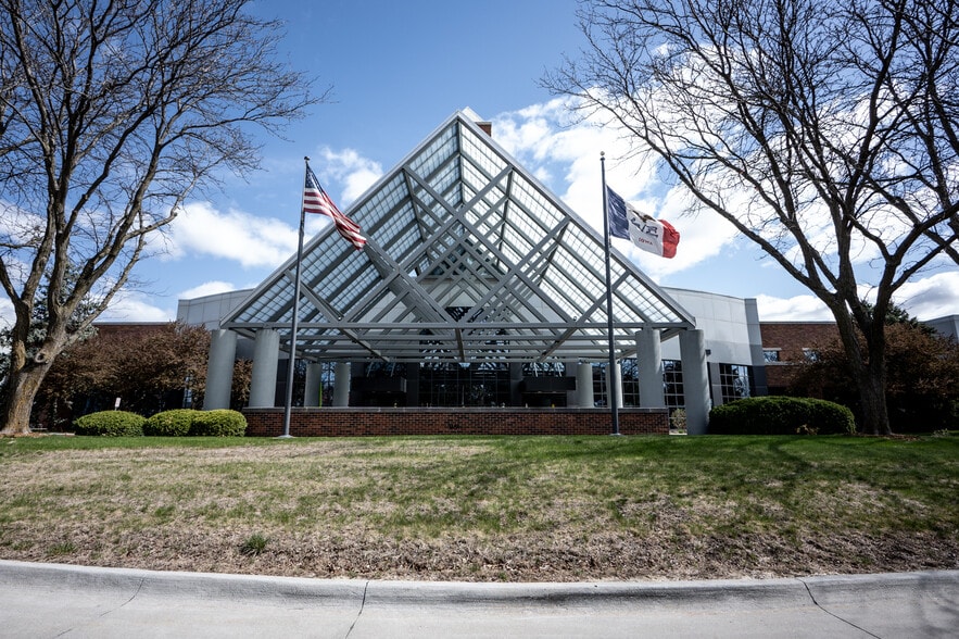 1601 NW 114th St, Clive, IA for lease - Building Photo - Image 2 of 8