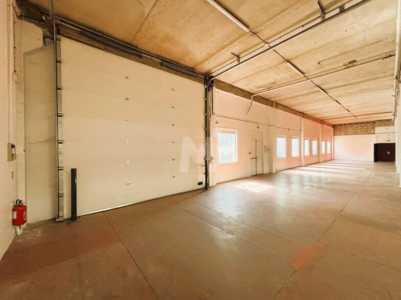 Flex in Verrières-le-Buisson for lease - Interior Photo - Image 3 of 9